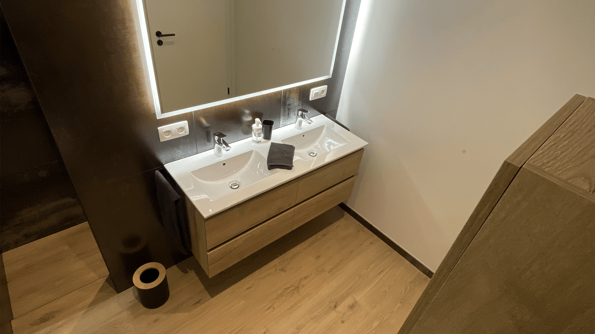 Détail de la décoration chaleureuse du logement